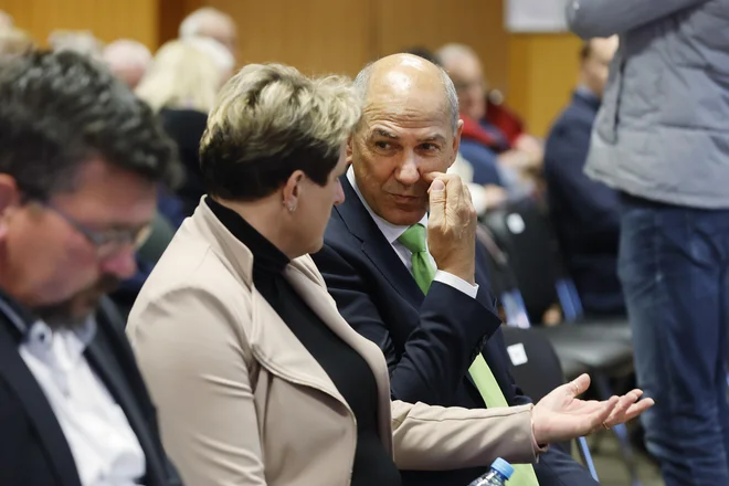 Odnos do poslank in poslancev ne bi smel biti diskriminatoren, žaljiv in pogojen s tem, kateri poslanski skupini pripada posamezni poslanec ali poslanka, očitajo poslanci SDS predsednici državnega zbora. FOTO: Leon Vidic