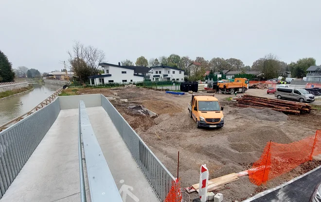 KPL, ki je dela na Cesti dveh cesarjev začel minuli mesec, mora zunanjo ureditev in temeljenje osrednjega dela objekta končati aprila prihodnje leto. FOTO: Blaž Samec/Delo