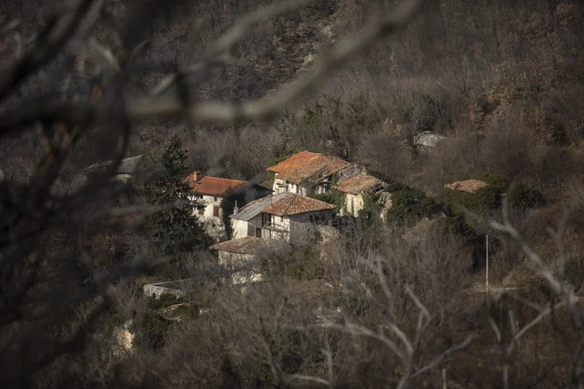 Zapuščena vas Slapnik v Goriških brdih FOTO: Voranc Vogel/Delo
