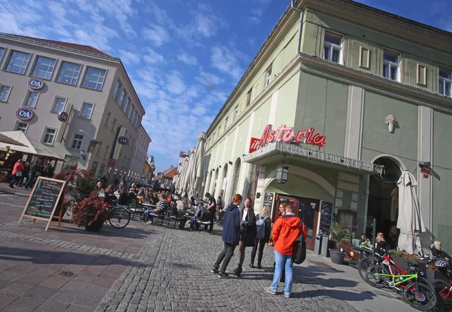 Mariborska kavarna Astoria in »ezl ek«, center sveta ... Levo od Astorie je domovala Biserka, tja so hodile ženske kupovat volno za štrikanje. FOTO: Tadej Regent