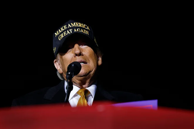 Trump je razkril, da je Kim Džong Unu svetoval, naj »se sprosti in gre na plažo«, kar da je bil njegov način za zmanjšanje napetosti med državama.  FOTO: AFP