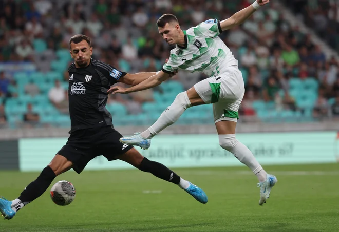 Raul Florucz je v velikem slogu postavil piko na i tedna,v katerem je zabil v Evropi in v 1. SNL. FOTO: Blaž Samec/Delo