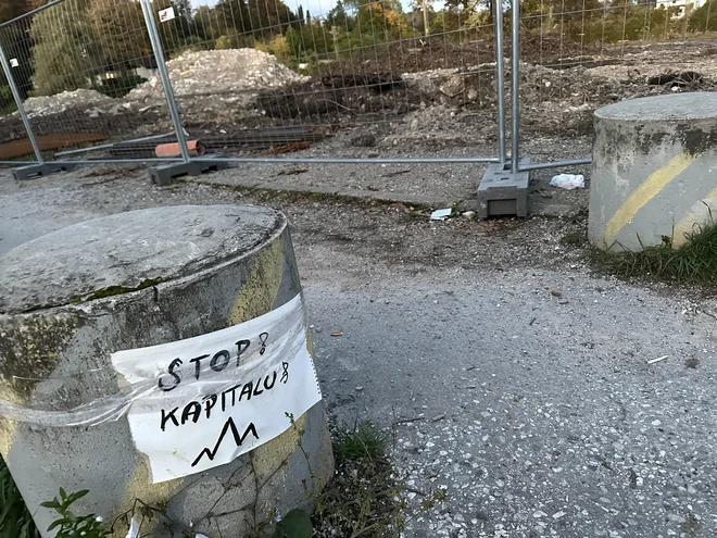 Na nekoč zarasli in neprehodni parceli, raste stanovanjski blok. Foto Osebni arhiv