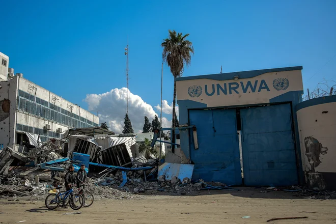Po zakonih, ki ju je včeraj sprejel kneset, bo delovanje UNRWA v Izraelu in Vzhodnem Jeruzalemu, od koder ta organizacija vodi vse svoje aktivnosti v Gazi in na okupiranem Zahodnem bregu, prepovedano v devetdesetih dneh, izraelske oblasti pa bodo tudi zaprle sedež organizacije. FOTO: AFP