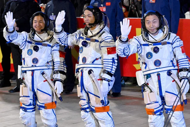 Astronavti (z desne) Cai Xuzhe, Song Lingdong in Wang Haoze so za pol leta zapustili površje Zemlje. FOTO: Adek Berry/AFP