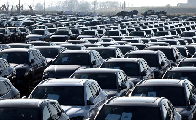 EU sicer ni edina uvedla dodatne carine na električna vozila iz Kitajske. Kanada in ZDA so v zadnjih mesecih uvedle 100-odstotne carine na uvoz kitajskih vozil. FOTO: Yves Herman/Reuters