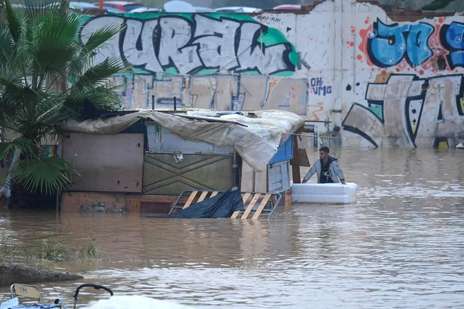 Zaradi velike količine dežja so nastale hude poplave. FOTO: Jose Jordan/AFP