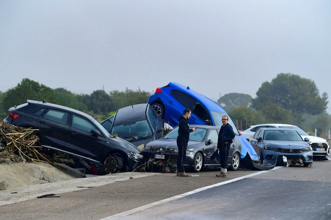Zaradi poplav so bile ceste ponekod zaprte. FOTO: Jose Jordan/AFP