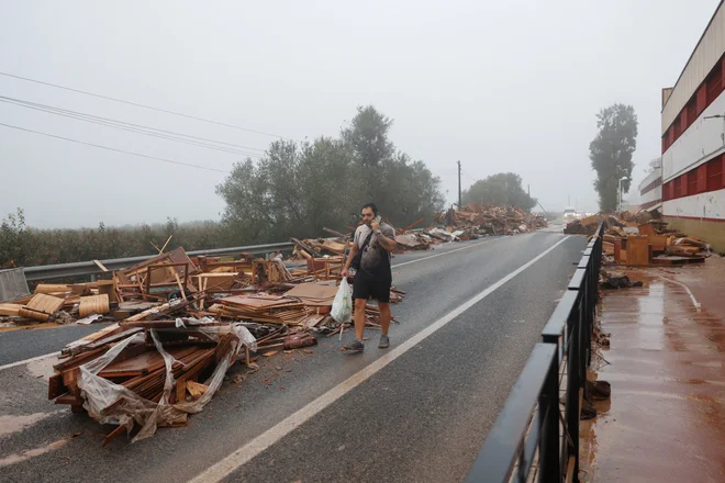 Zaradi poplav se je ustavil tudi mestni promet. FOTO: Eva Manez/Reuters