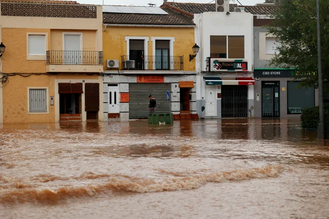 Poplave so povzročile veliko katastrofo, ki ji še ni konca. FOTO: Eva Manez/Reuters