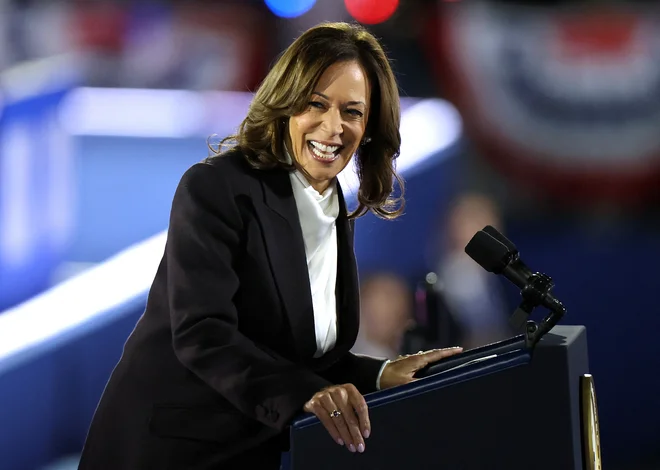 V primeru zmage Kamale Harris bi se bilo nevarno vdajati prepričanju, da je demokracija v Ameriki zmagala. FOTO: Tasos Katopodis/Getty Images via AFP