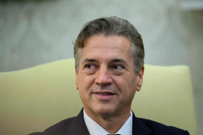 »Smo družba s pogledom, uprtim v prihodnost. Družba znanja, inovacij, velikih idej. Smo družba, ki jo gradimo prav vsi prebivalci naše države. Smo družba, ki ceni in se zavzema za mir in varnost. Vsak od nas daje naši Sloveniji pomemben pečat,« je v poslanici še navedel predsednik vlade. FOTO: Drew Angerer/AFP