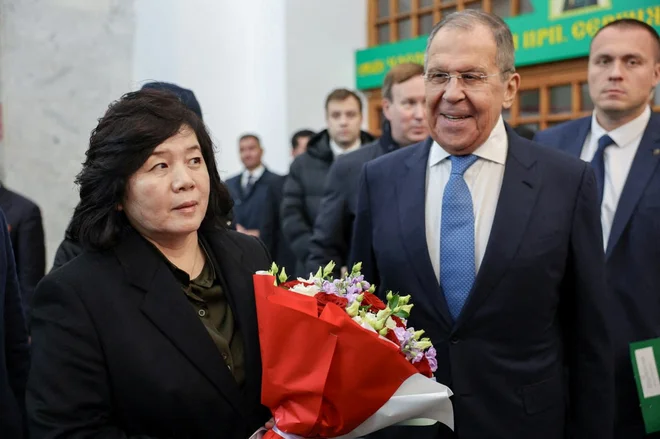 Ruski zunanji minister Sergej Lavrov je sprejel severnoskorejsko zunanjo ministrico Choe Son-hui. FOTO: Reuters