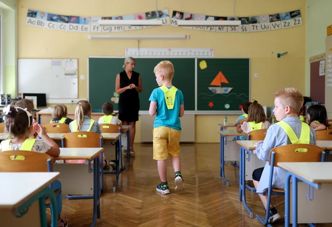 Stroka, tako teoretiki kot praktiki, in sindikat so večkrat opozorili, da vrstni red, kako so se lotili prenove oziroma sprememb v vzgoji in izobraževanju, ni smiseln. Fotografija je simbolična. FOTO: Blaž Samec/Delo