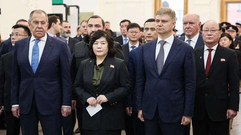 Severnokorejska zunanja ministrica Če Son Hi z ruskim kolegom Sergejem Lavrovom. FOTO: Rusko zunanje ministrstvo/AFP