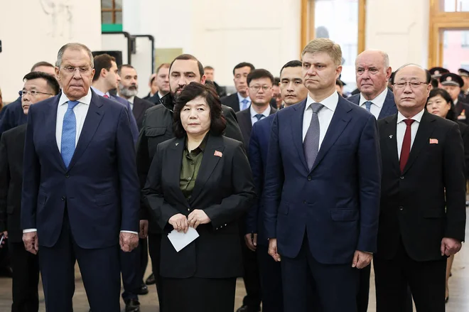 Severnokorejska zunanja ministrica Če Son Hi z ruskim kolegom Sergejem Lavrovom. FOTO: Rusko zunanje ministrstvo/AFP