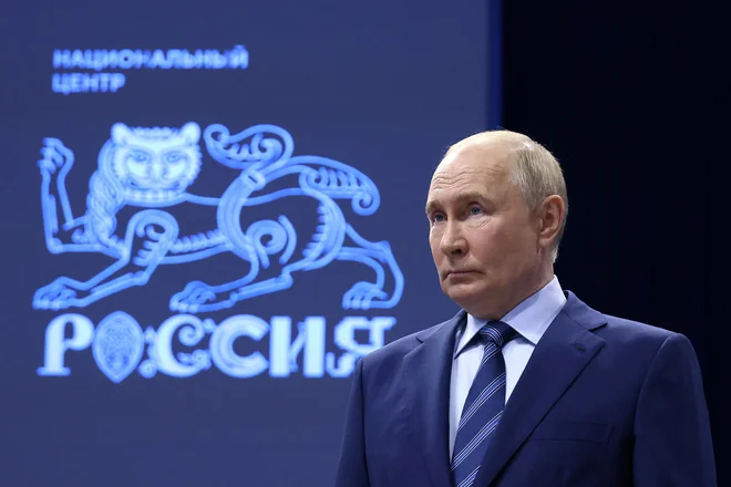 Ruski predsednik Vladimir Putin ima načrt za vzdržno poslovanje Rusije tudi v vojnem času, toda tako ne bo šlo v neskončnost. FOTO: Artjom Geodakjan/Reuters