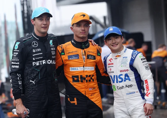 Na dirkališču Jose Carlos Pace v Sao Paolu je Britanec Lando Norris (v sredini) z najhitrejšo vožnjo v kvalifikacijah vrgel rokavico branilcu naslova svetovnega prvaka v formuli 1 Maxu Verstappnu. George Russell (levo) je bil drugi v kvalifikacijah, Juki Cunoda tretji. FOTO: Amanda Perobelli/Reuters