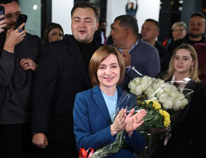 »Danes smo, dragi Moldavci, dobili lekcijo o demokraciji, vredno vpisa v zgodovinske knjige. Skupaj smo pokazali moč naše enotnosti, demokracije in zavezanosti dostojni prihodnosti. Hvala vam, dragi Moldavci, doma in v tujini. [...] Ponosna sem, da vam lahko služim,« je sporočila. FOTO: Vladislav Culiomza/Reuters