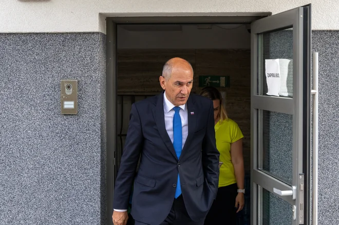 Janez Janša je zaradi zadeve Patria pristal v zaporu, kjer je bil skupaj 176 dni, po razveljavitvi obsodbe od države zahteva odškodnino. Ponujenih 50 tisočakov mu je menda premalo.
FOTO: Voranc Vogel
