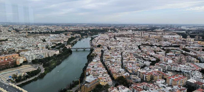 Sevilla z umetnim kanalom Gvadalkivirja je s stolpa kot na dlani. FOTO: Bogi Pretnar