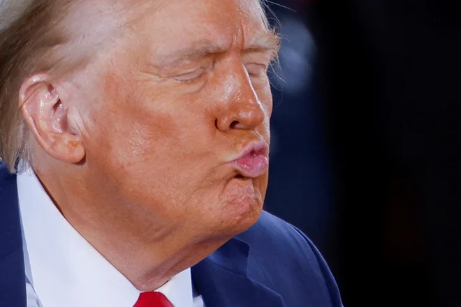Nancy Pelosi je opozorila, da morajo vedeti, da Trump zaradi hitrosti pešanja njegovega zdravstvenega stanja ne bo zdržal celotnega mandata. Po njenem mnenju bi lahko volivci na koncu glasovali za predsednika Vancea, kar bi bilo po njenem mnenju »grozno za našo državo«. FOTO: Jonathan Drake/Reuters