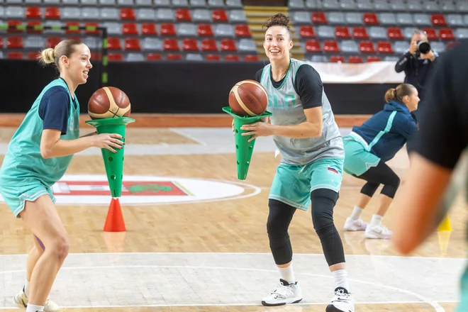 Slovenske košarkarice dobro razpoložene pričakujejo pomembni tekmi. FOTO: Voranc Vogel/Delo
