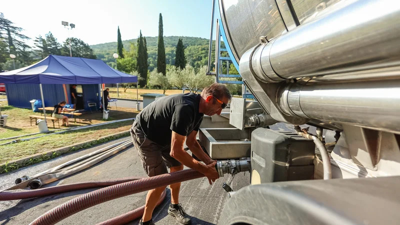 Zaradi hude suše so morali pred dobrima dvema letoma na Obalo vodo voziti z Unca. Foto Črt Piksi
