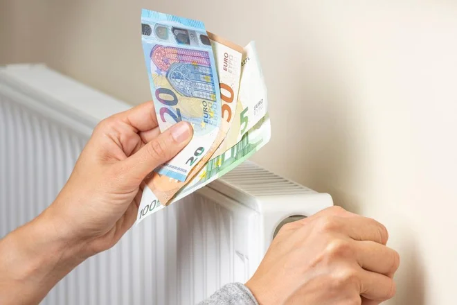 Ta mesec so za okoli 66.000 stanovanj z daljinskim ogrevanjem začele veljati nove cene ogrevanja. Položnice bodo nižje za 12,4 odstotka. FOTO: Shutterstock