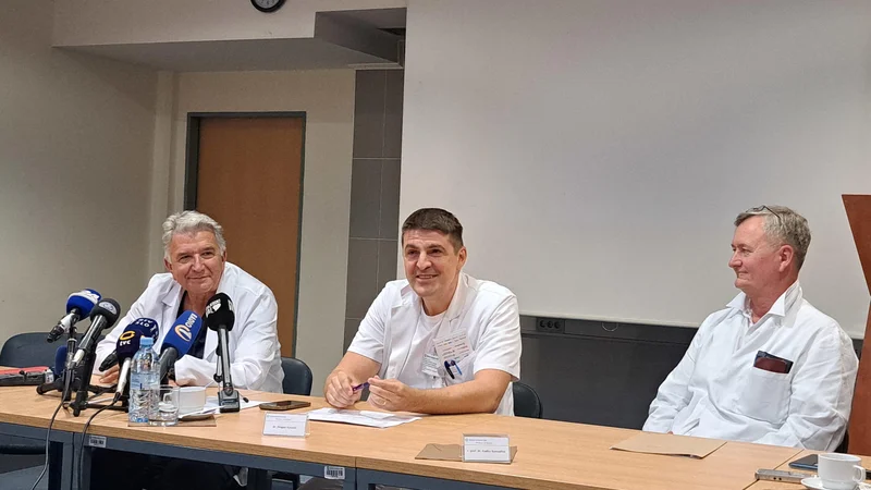 Kirurg Tomislav Klokočovnik (levo), direktor SB Celje Dragan Kovačić in strokovni direktor Radko Komadina ob predstavitvi začetka sodelovanja Klokočovnika s celjsko bolnišnico v lanskem letu. FOTO: Špela Kuralt/Delo