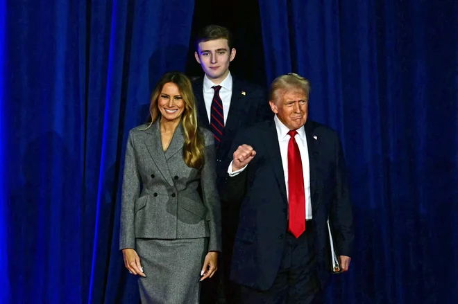 Donald Trump se je osvojitve drugega predsedniškega mandata veselil s kmalu spet prvo damo Melanio Trump in sinom Barronom. FOTO: Jim Watson/AFP