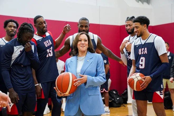 Kamala Harris se je med kampanjo udeležila treninga ameriške košarkaške reprezentance v Las Vegasu. FOTO: Kevin Lamarque/Reuters