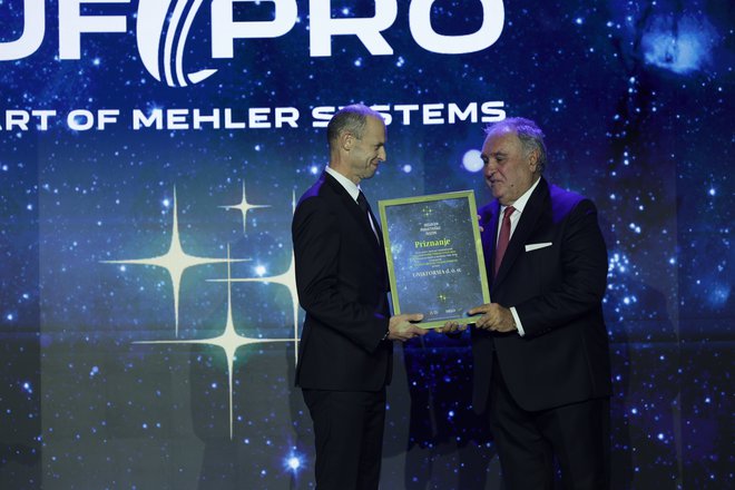 Jože Kastelic, direktor podjetja UNI&FORMA, prevzame plaketo. FOTO: Črt Piksi/Delo
