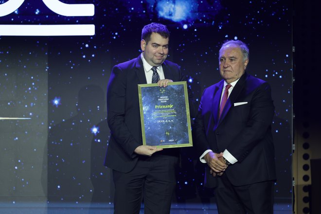 Anžej Olaj, pomočnik direktorja podjetja Duol, prevzame plaketo. FOTO: Črt Piksi/Delo
