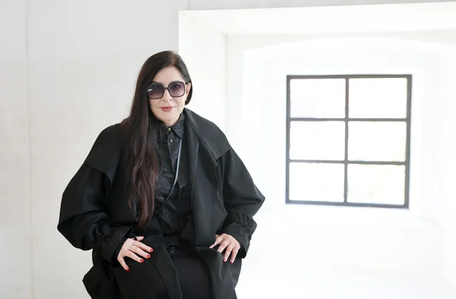 Marina Abramović, multimedijska umetnica: Verjamem v duhovnost in s tem v moč umetnosti. Umetnost ima komponento duhovnosti, a ima tudi politično, družbeno komponento. Umetnost nas mora izzvati, vznemiriti, tudi šokirati, pretresti, navdihniti, postavljati neugodna vprašanja. FOTO: Blaž Samec