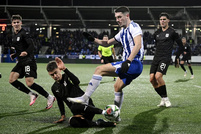 Olimpija je v Helsinkih tudi brez najboljših zanesljivo premagala HJK in je že pri šestih točkah po treh tekmah. Eden od junakov zmage je bil strelec prvega gola Marko Brest (levo). FOTO: Lehtikuva/Reuters
