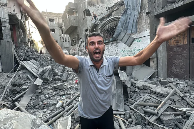 Nova izraelska zakonodaja je namenjena palestinskim državljanom Izraela, znanim tudi kot izraelski Arabci. Na fotografiji: Palestinec med ruševinami po izraelskem napadu na begunsko taborišče Džabalija. FOTO: AFP