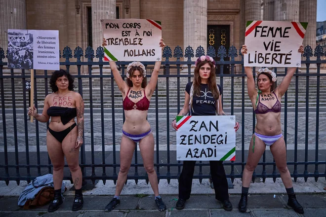 Ženska, življenje, svoboda. To so pravice, za katere se borijo v Iranu. FOTO: Kiran Ridley/AFP