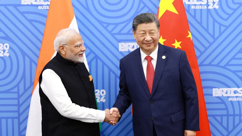 Indijski premier Narendra Modi se je v zakulisju vrha Brics+ v Rusiji sestal s kitajskim predsednikom Xi Jinpingom. To je bilo njuno prvo uradno bilateralno srečanje po letu 2019. FOTO: Reuters