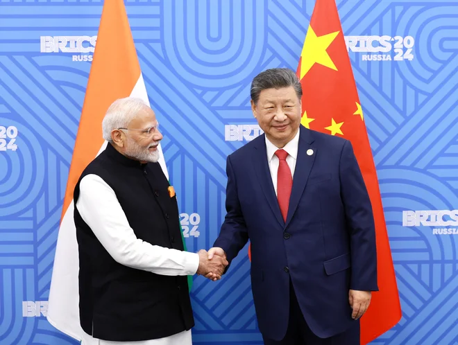 Indijski premier Narendra Modi se je v zakulisju vrha Brics+ v Rusiji sestal s kitajskim predsednikom Xi Jinpingom. To je bilo njuno prvo uradno bilateralno srečanje po letu 2019. FOTO: Reuters