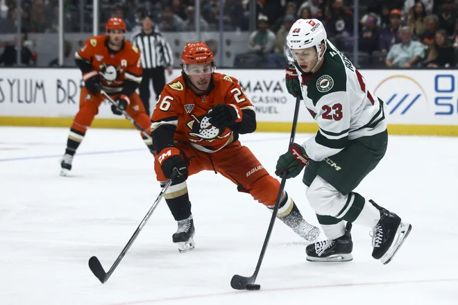 Avstrijec Marco Rossi (desno) je tokrat igral vidno vlogo na ledu. FOTO: Jessica Alcheh/Usa Today Sports