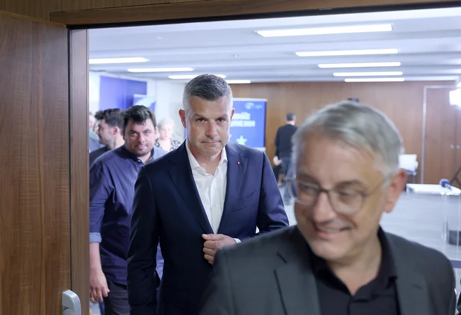 Za prihodnje parlamentarne volitve Socialni demokrati upajo, da bo njihova javnomnenjska podpora vsaj podobna tisti Matjaža Hana (v ospredju), ki se od prevzema stranke uvršča na vodilna mesta na lestvici priljubljenosti. Jernej Štromajer je prvi z leve. FOTO: Blaž Samec