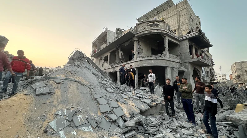 Opozorila humanitarnih organizacij o neskončnem trpljenju civilnega prebivalstva v Gazi in življenjsko nujni dostavi humanitarne pomoči so na mednarodnem diplomatskem parketu glasno preslišana. FOTO: Hassan Al-zaanin/Reuters