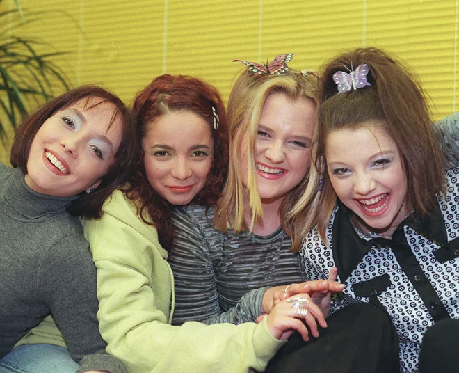 Prva zasedba Foxy Teens leta 1999. Maja Mauko, Gaynor Johnson, Mirna Reynolds in Tanja Žagar so bile najstniški fenomen slovenske pop scene na prelomu tisočletij. FOTO: Igor Modic/Delo