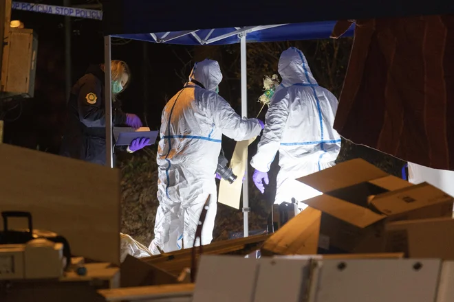 Ostanke dojenčka so odkrili med kosovnim odpadom na obrobju blokovske soseske v Kosezah, v bližini Večne poti in Mosteca. FOTO: Leon Vidic/Delo