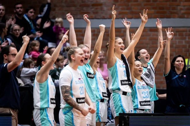 Veselje slovenskih košarkaric. FOTO: Fiba