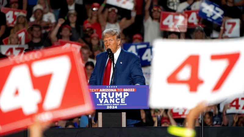 Donald Trump takoj po selitvi v Belo hišo načrtuje spremembo demokratske migrantske politike, ki je v državo sprejela najmanj deset milijonov prišlekov z vsega sveta, ter spodbudo gospodarstvu z nižanji davkov in odpravo regulacij. FOTO: Rebecca Noble/AFP