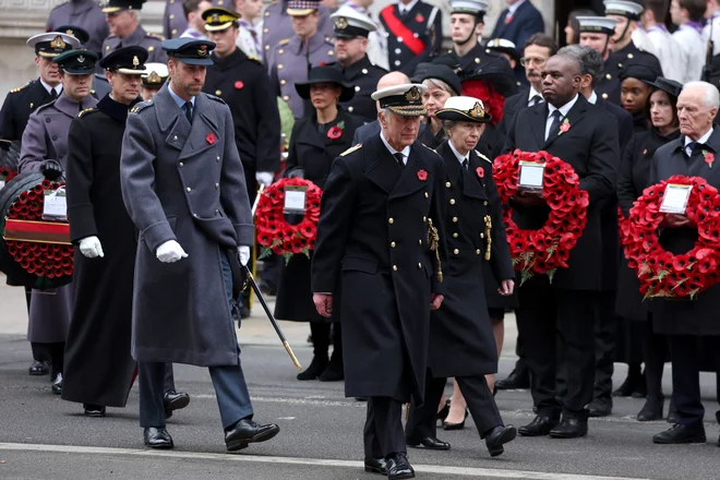 Kralj Karel III., princ William in princesa Ana so so se danes udeležili spominske slovesnosti ob Cenotaphu v Londonu, princesa Kate je slovesnost spremljala z balkona vladne stavbe, kot veleva tradicija, z vojvodinjo Edinburško. FOTO: Chris Jackson Via Reuters