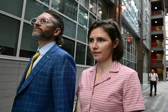Amanda Knox (na fotografiji z možem Christopherjem Robinsonom) je zdaj pisateljica, novinarka in tudi producentka, ki po lastni zgodbi snema nadaljevanko Blue Moon. FOTO: Tiziana Fabi/AFP