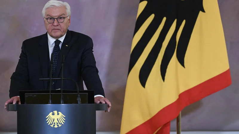 Predsednik Frank-Walter Steinmeier je odpovedal načrtovani obisk Savdske Arabije zaradi napetih razmer v Berlinu. Te dni se sestaja s predstavniki strank, da bi uskladil datum predčasnih volitev. FOTO: Ralf Hirschberger/AFP